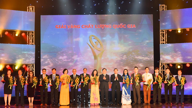 Bộ Trưởng Bộ Khoa học và Công nghệ trao Giải thưởng Chất lượng Vàng Quốc gia cho Tân Á Đại Thành 