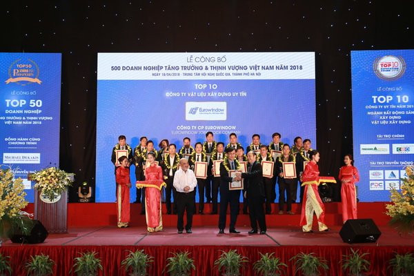 Ông Vũ Trọng Trung, Phó TGĐ phụ trách kỹ thuật và sản xuất Eurowindow nhận giải thưởng Top 10 công ty vật liệu xây dựng uy tín năm 2018.
