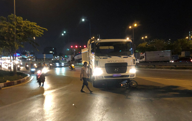 Bé trai 8 tuổi bò ra từ gầm xe ben sau khi bị xe 'nuốt gọn'