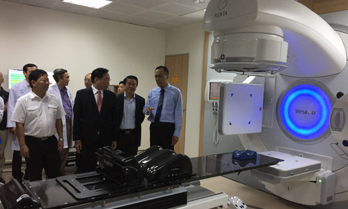 Máy gia tốc hiện đại Elekta Versa HD do Công ty CP Đầu tư Y tế Việt Mỹ phân phối được cho là hiện đại nhất Việt Nam hiện nay. Với suất liều cao gấp 5 lần so với các máy gia tôc hiện nay đang sử dụng, rút ngắn thời gian xạ toàn thân xuống từ 30-40 phút so 