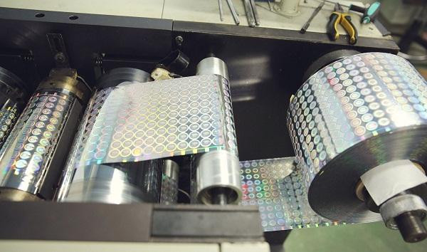 Hiện nay có rất nhiều loại tem chống giả trên thị trường (Ảnh: temchonggiasms.net)