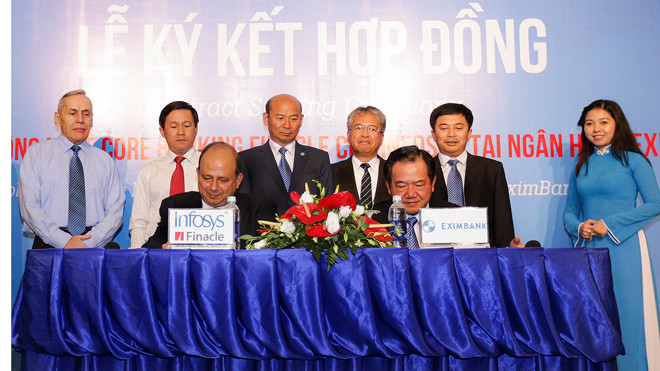 Ông Phạm Hữu Phú – Tổng Giám đốc Eximbank đại diện ký kết hợp đồng với Infosys, ông Venkatramana Gosavi – Phó chủ tịch phụ trách kinh doanh khu vực Châu Á – Thái Bình Dương và Châu Phi.