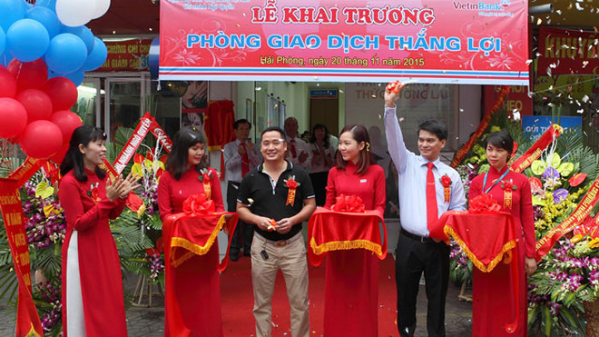 Cắt băng khai trương Phòng giao dịch Thắng Lợi