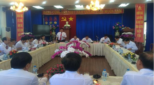 Ông Nguyễn Huy Trinh – Giám đốc Agribank Đồng Nai báo cáo hoạt động kinh doanh tại buổi làm việc của Tổng Giám đốc Agribank với chi nhánh Đồng Nai. 