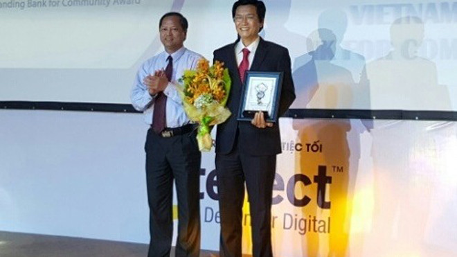 Đại diện Agribank nhận giải thưởng Ngân hàng vì cộng đồng năm 2015