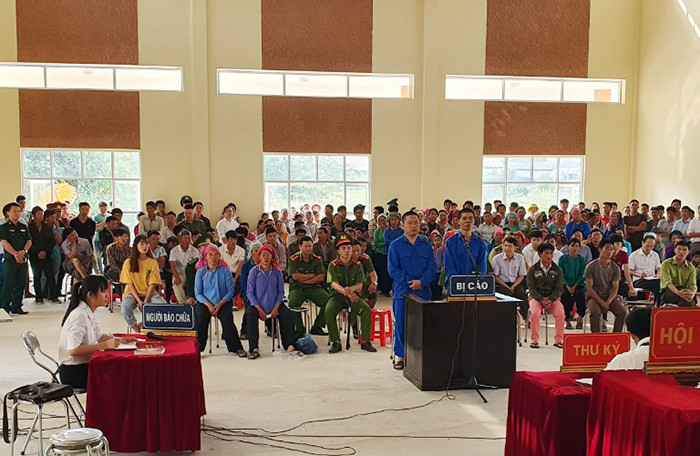 Hai bị cáo tại phiên tòa lưu động. Ảnh: An Nhiên