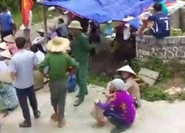 Khi làm nhiệm vụ bảo vệ an ninh việc cưỡng chế ụ bê tông tự phát, 3 nữ chiến sĩ Công an huyện Thanh Sơn bị một đối tượng nhiễm HIV cắn.