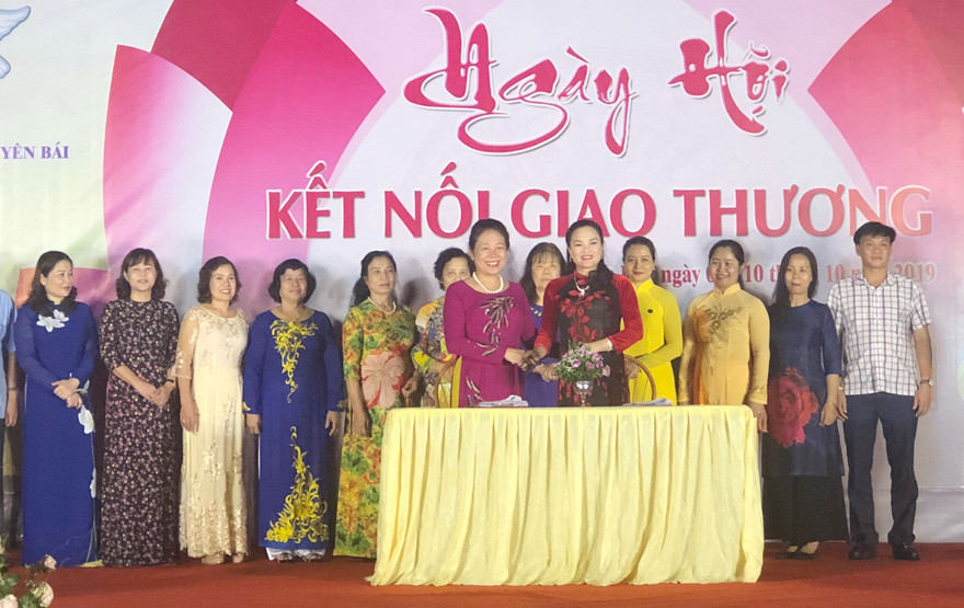 Hội nữ doanh nhân các tỉnh, thành phố đã tiến hành ký kết giao thương.