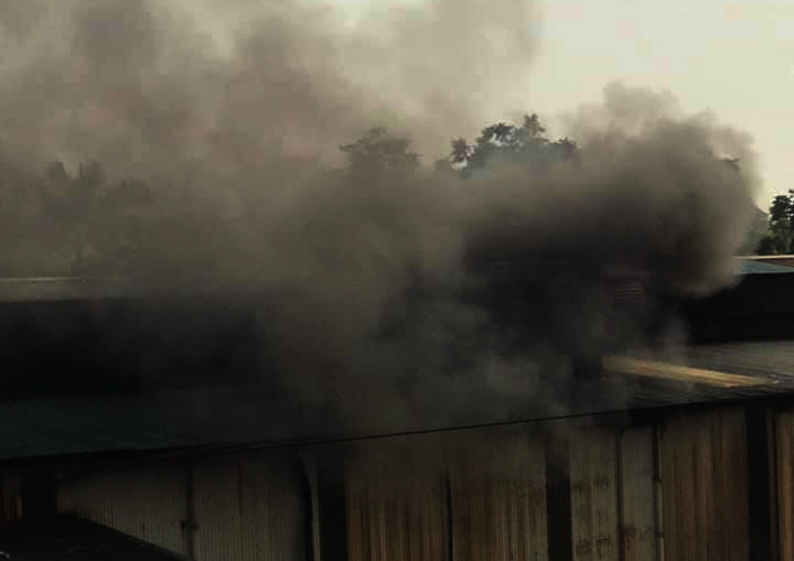 Ngoài dầu thải, Cty gốm sứ Thành Hà còn xả ra môi trường khói bụi có mùi khét.