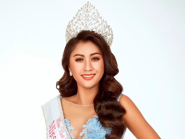 Hoa hậu Vy Nguyễn (giữa) cùng diễn viên Luân Nguyễn (thứ 3, từ trái sang) với nhóm sinh viên Học viện Nghệ thuật VTIS và đại diện Cơ sở Nuôi dưỡng trẻ em khuyết tật Thiên Phước trong buổi thăm và tặng quà cho trẻ em mồ côi, khuyết tật