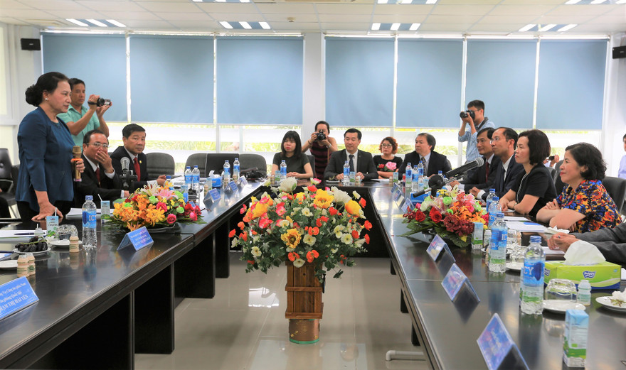 Vinamilk chia sẻ khó khăn với trẻ em vùng lũ 