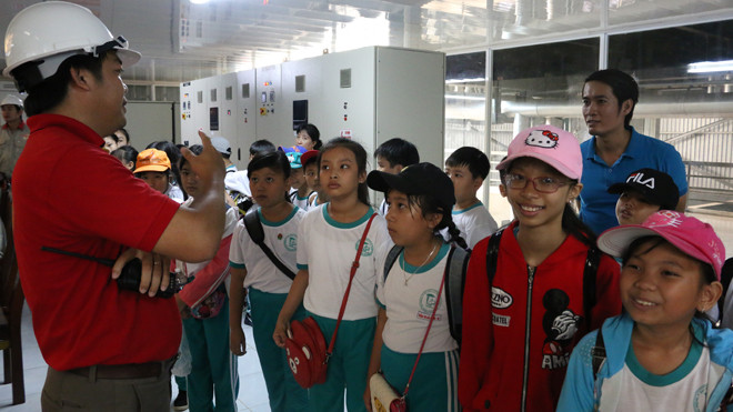 Ông Lương Công Lợi - Giám đốc Nhà máy tinh luyện dầu cá Ranee thuyết trình cho các bạn học sinh hiểu hơn về công nghệ tinh luyện dầu cá