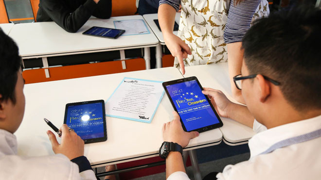 Các thiết bị điện tử sẽ giúp đưa tiếng Anh gần gũi hơn với học sinh Việt Nam