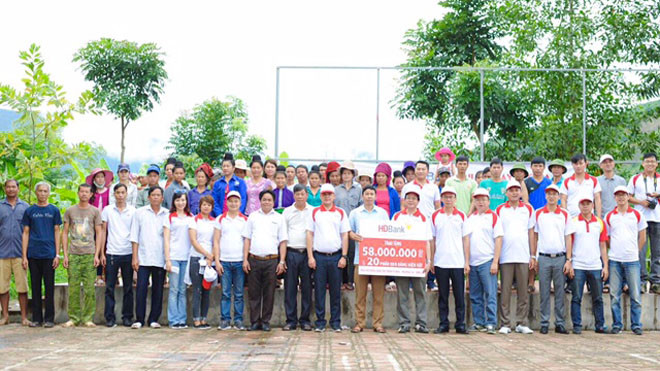 CBNV HDBank chia sẻ khó khăn cùng đồng bào vùng lũ và trẻ em nghèo