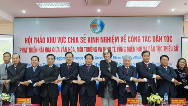 Các đại biểu dự Hội thảo nắm chặt tay thể hiện tình đoàn kết, thân ái