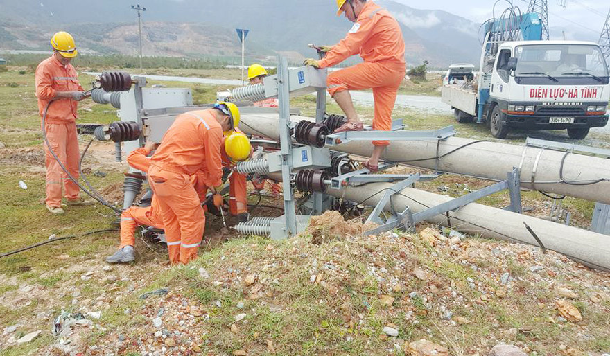 PC Hà Tĩnh khẩn trương khắc phục hậu quả của bão số 10 