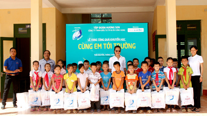 Hàng nghìn phần quà đồng hành cùng em tới trường