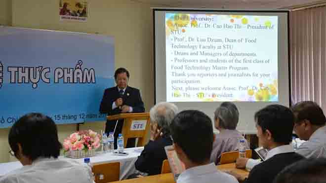 PGS.TS. Cao Hào Thi - hiệu trưởng phát biểu khai giảng