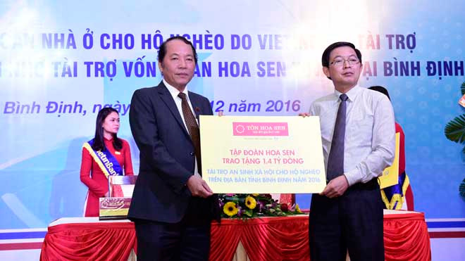 Ông Trần Ngọc Chu - Phó Chủ tịch HĐQT, Tổng giám đốc Tập đoàn Hoa Sen trao tài trợ An sinh xã hội cho Ông Hồ Quốc Dũng - Chủ tịch UBND tỉnh Bình Định