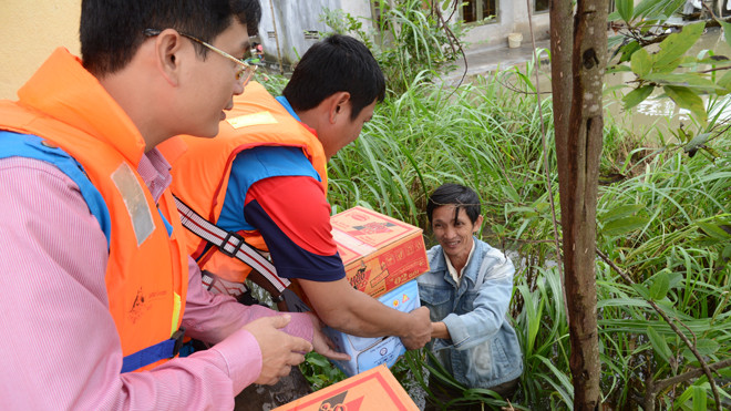 Người dân vùng lũ nhận quà hỗ trợ của Công ty BSR