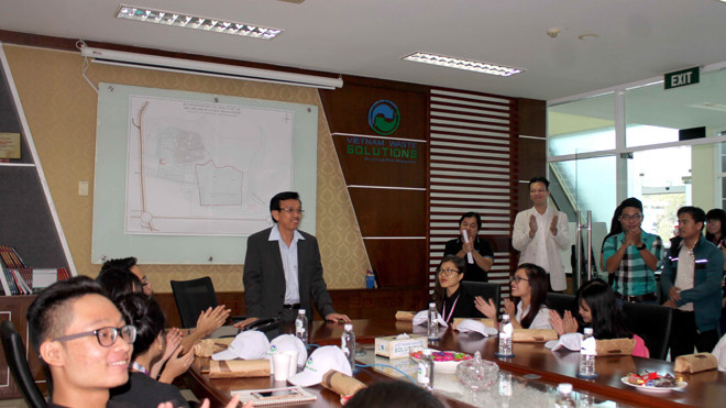 Ông David Dương trong lần gặp gỡ các bạn sinh viên tìm hiểu về công nghệ xử lý rác tại VWS
