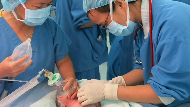 Em bé được các bác sĩ Vinmec hồi sức ngay sau khi sinh - hầu hết tạng của bé đều nằm ngoài thành bụng.