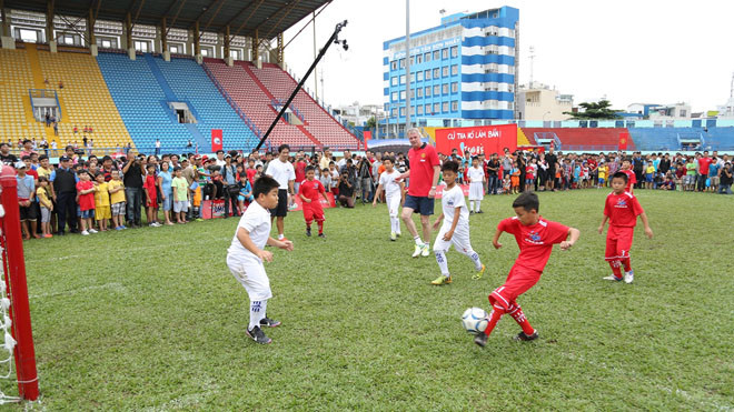 Các hoạt động của cựu danh thủ Gary Pallister tại trại hè