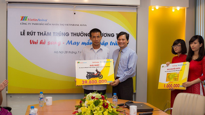 Ông Dương Quang Khánh - Phó Tổng Giám đốc VietinAviva trao giải nhất cho ông Nguyễn Văn Cường 