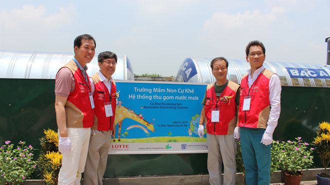 Các đại diện của Lotte Shopping Plaza, ĐH Seoul và Quỹ môi trường KFG chụp ảnh lưu niệm tại công trình