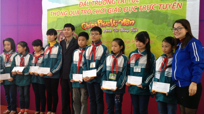 Ông Phạm Ngọc Thập – GĐ Đối ngoại công ty Egame trao giải thưởng cho học sinh đạt giải cuộc thi “Đấu trường trí tuệ” tại Yên Bái