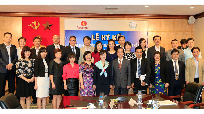 Lãnh đạo Tập đoàn Vingroup và ĐH Quốc Gia Hà Nội chụp ảnh lưu niệm sau Lễ ký kết.