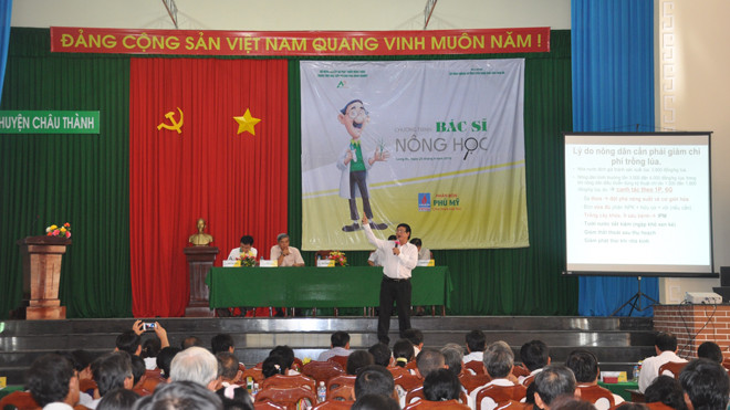  Các chuyên gia hướng dẫn, khuyến cáo bà con nông dân sử dụng các biện pháp canh tác, giống phù ứng phó với tình trạng hạn mặn ở ĐBSCL. 