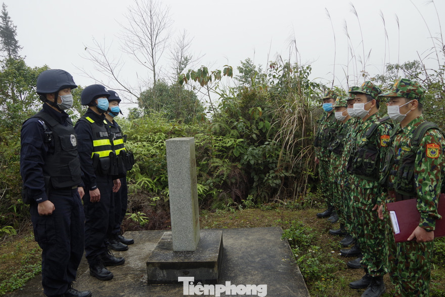 Đội tuần tra đồn Biên phòng Mường Khương và đồn Biên giới Tân Điếm gặp gỡ trao đổi tại mốc 143.