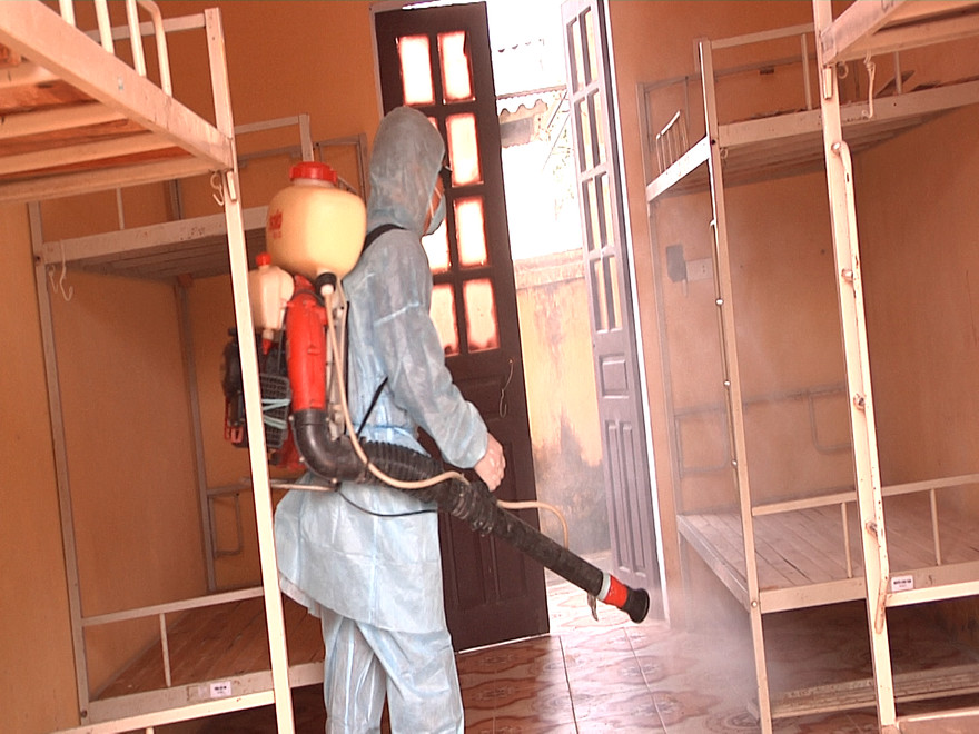 Các cán bộ phun thuốc khử trùng, chuẩn bị trang thiết bị cần thiết để đón công dân từ vùng dịch về. 