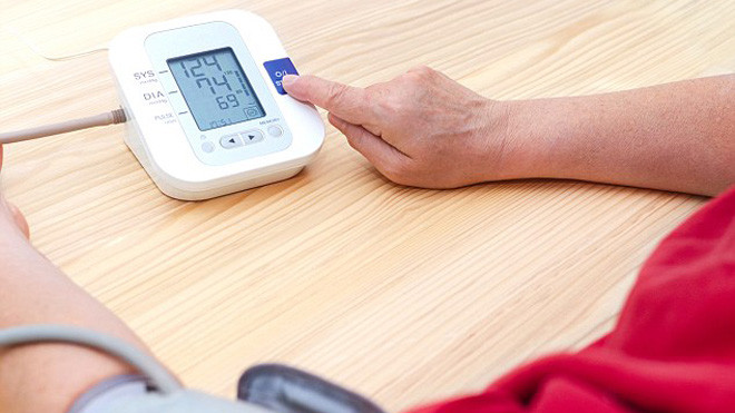 Kiểm tra huyết áp ở cổ tay hay bắp tay sẽ tốt nhất?