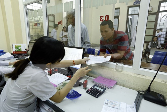 Làm thủ tục thanh toán viện phí ở một bệnh viện.