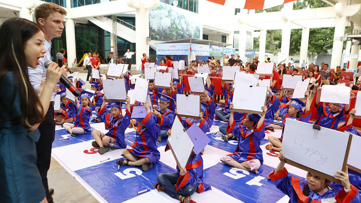 Không khí sôi động, gay cấn ngay từ phút đầu