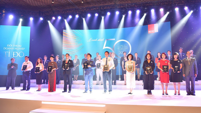 Bà Lê Thị Hoa - Ủy viên HĐQT Vietcombank (hàng đầu, thứ 2 từ phải sang) nhận Chứng nhận 50 Công ty kinh doanh hiệu quả nhất Việt Nam năm 2016”