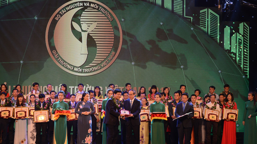 Tổng giám đốc BSR Trần Ngọc Nguyên nhận giải thưởng Môi trường 2017