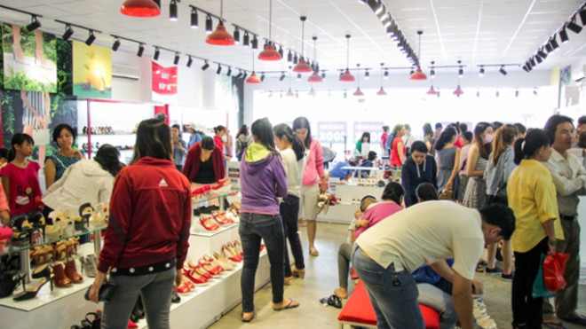 Khung cảnh đông đúc tại cửa hàng Juno trong đợt khuyến mãi 8/3 của hãng