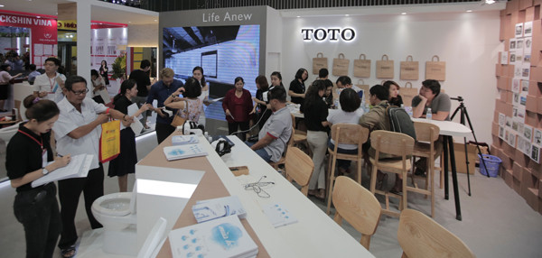 Khách tham quan gian hàng của TOTO Việt Nam tại triển lãm VIETBUILD TP.HCM 2017. Ảnh: MINH QUỐC