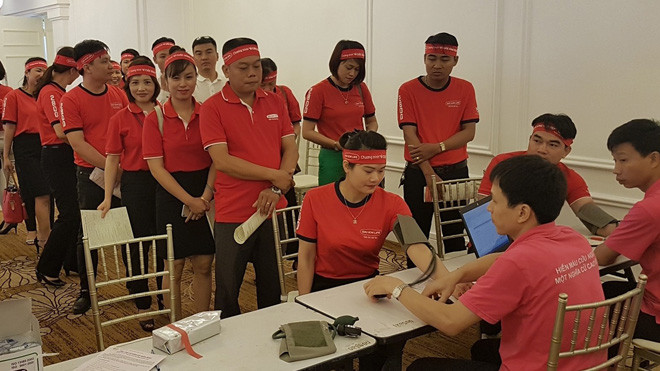 Cán bộ của Dai-ichi Life Việt Nam hiến m áu. Ảnh PV