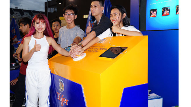 Khởi My cùng các bạn trẻ không ngần ngại nhấn nút cam kết uống có trách nhiệm để “có tất cả”