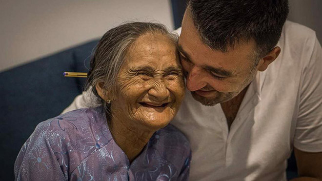 Cụ Bùi Thị Xong và nhiếp ảnh gia Réhahn ngoài đời Ảnh: Réhahn