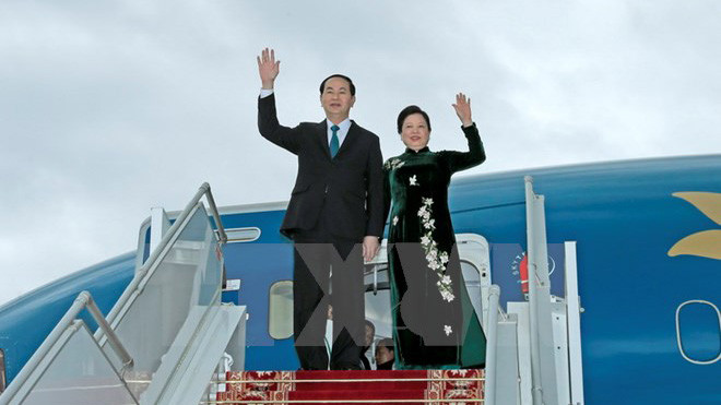 Chủ tịch nước Trần Đại Quang và Phu nhân tại sân bay Quốc tế Minsk. (Ảnh: Nhan Sáng/TTXVN)