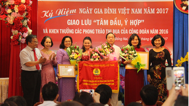 Ban thường vụ Công đoàn Agribank Đồng Nai nhận Cờ thi đua và Bằng khen