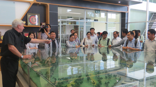 Ông Kevin Moore giới thiệu với đoàn Lào về khu liên hợp xử lý rác.