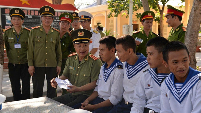 Thượng tướng, Anh hùng Lực lượng vũ trang nhân dân Phạm Dũng - Thứ trưởng Bộ Công An hỏi thăm và động viên các chiến sỹ (người ngồi hàng ghế cùng các chiến sỹ)