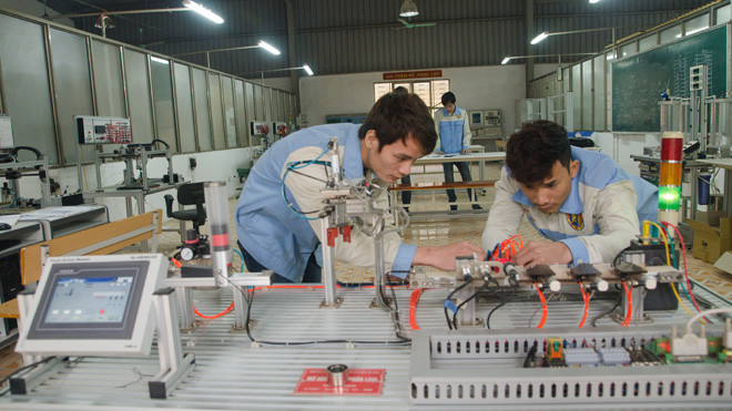 Sinh viên trường Cao đẳng nghề Cơ điện thực hành