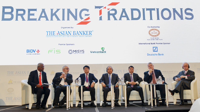 Ông Nghiêm Xuân Thành, Phó Chủ tịch Hiệp hội Ngân hàng Châu Á, Chủ tịch Hiệp hội Ngân hàng Việt Nam, Chủ tịch HĐQT Vietcombank (thứ 3 từ trái sang) cùng với Thủ tướng Chính phủ Nguyễn Xuân Phúc (giữa) và Thống đốc Ngân hàng Nhà nước Việt Nam Lê Minh Hưng 